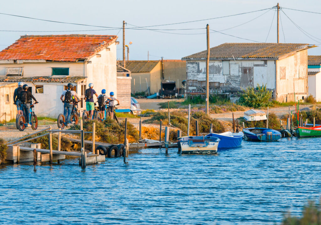 visiter gruissan et les cabanes des pecheurs en trottinette électrique ou en vélo
