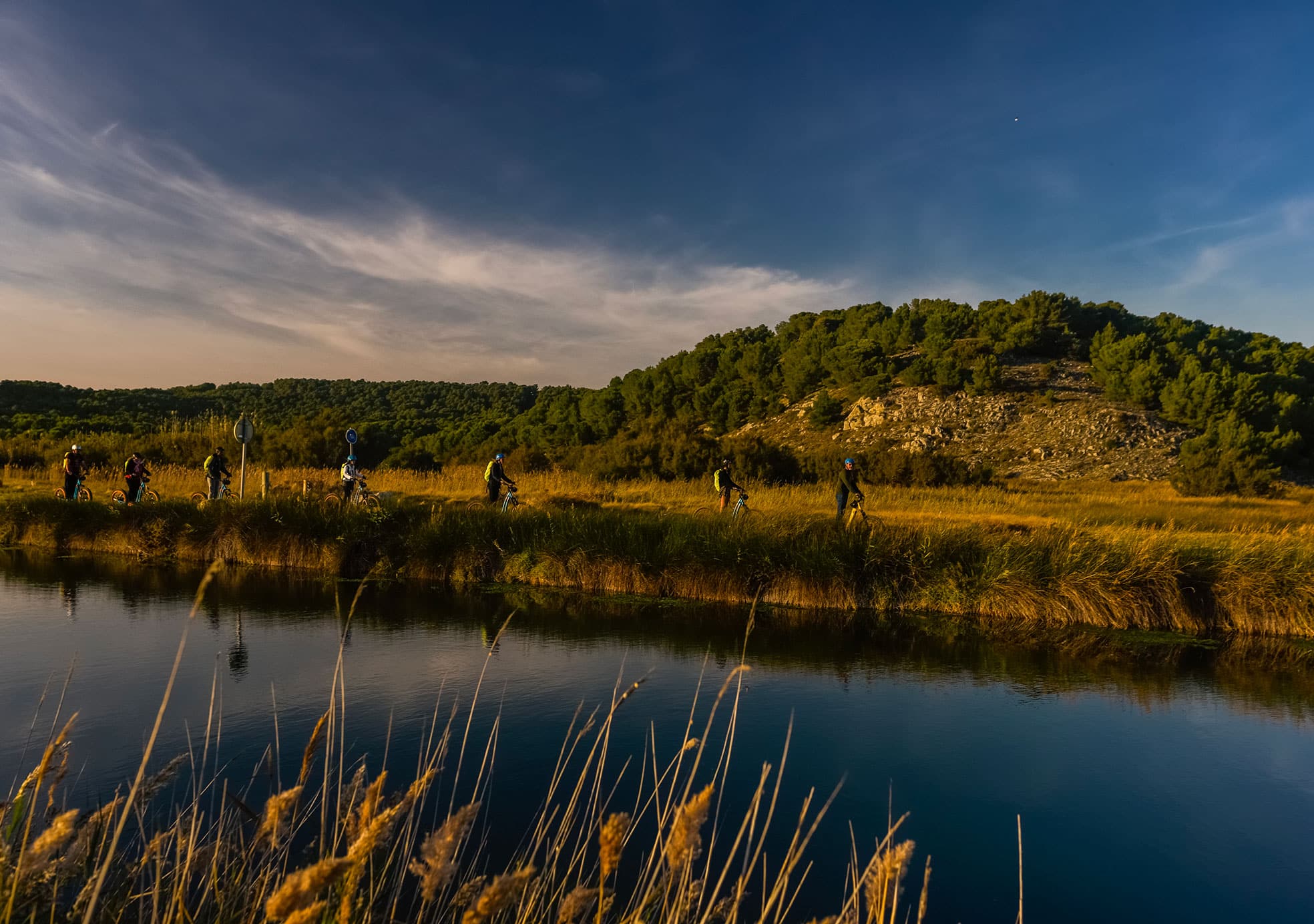 visiter gruissan lors d'une balade en trottinette electrique tout terrain avec trottup